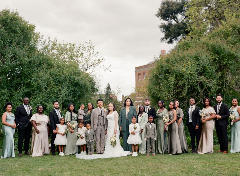 Group photo of bride & groom with bridal party