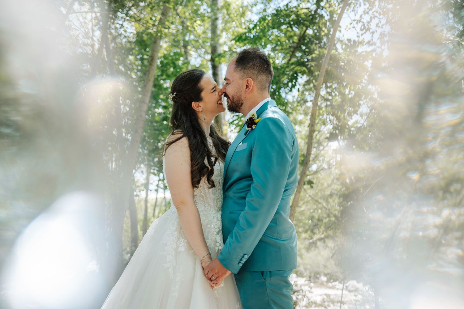 Servizio fotografico di coppia a Pontremoli durante il loro matrimonio mentre sorridono e sono felici