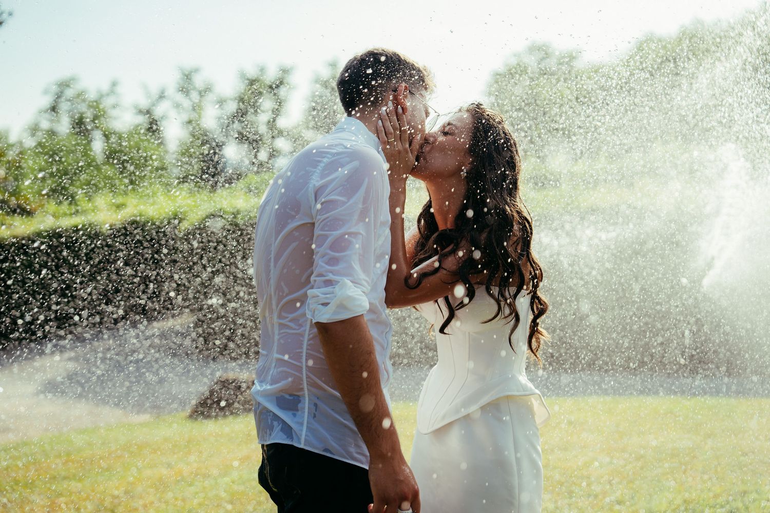 Servizio fotografico di coppia a Pontremoli durante il loro matrimonio mentre sorridono e sono felici
