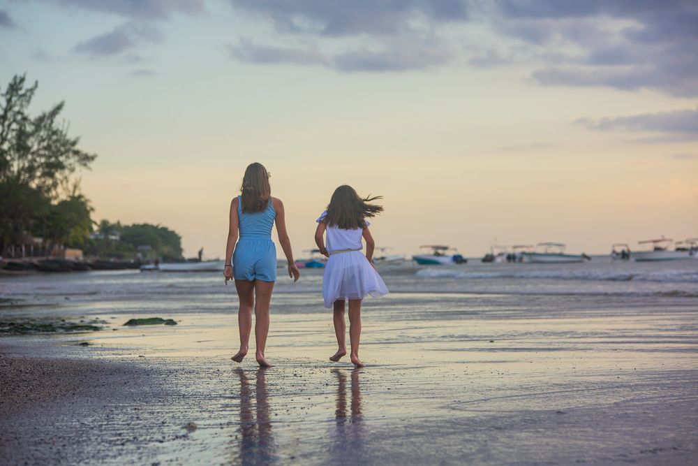 Mauritius photographer Wedding photographer. Wedding Family portrait Holiday in Mauritius Beach Couple photography. Honeymoon Kids Children