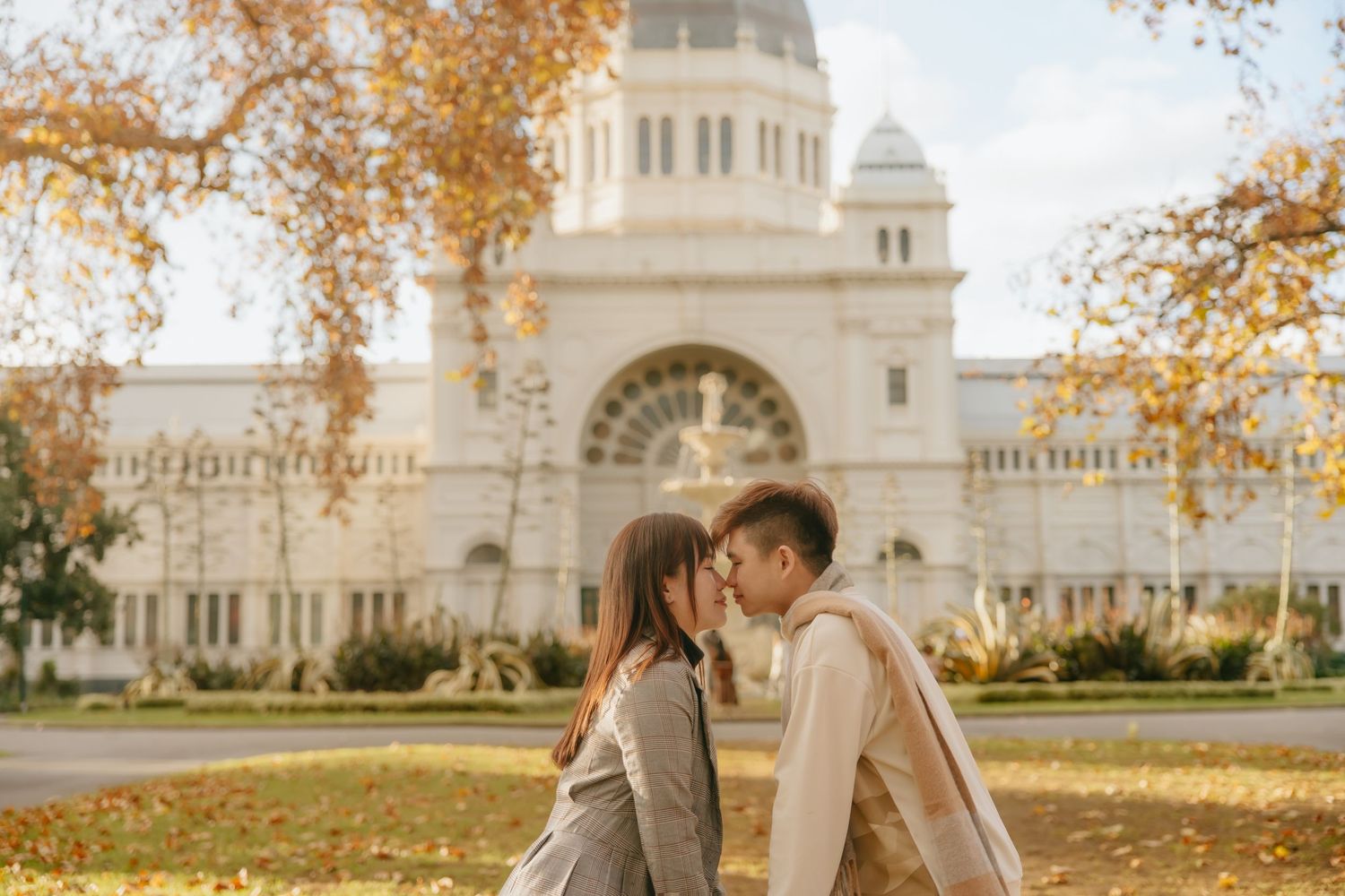Cinematic couples photoshoot at Carlton Gardens Melbourne with soft golden hour light