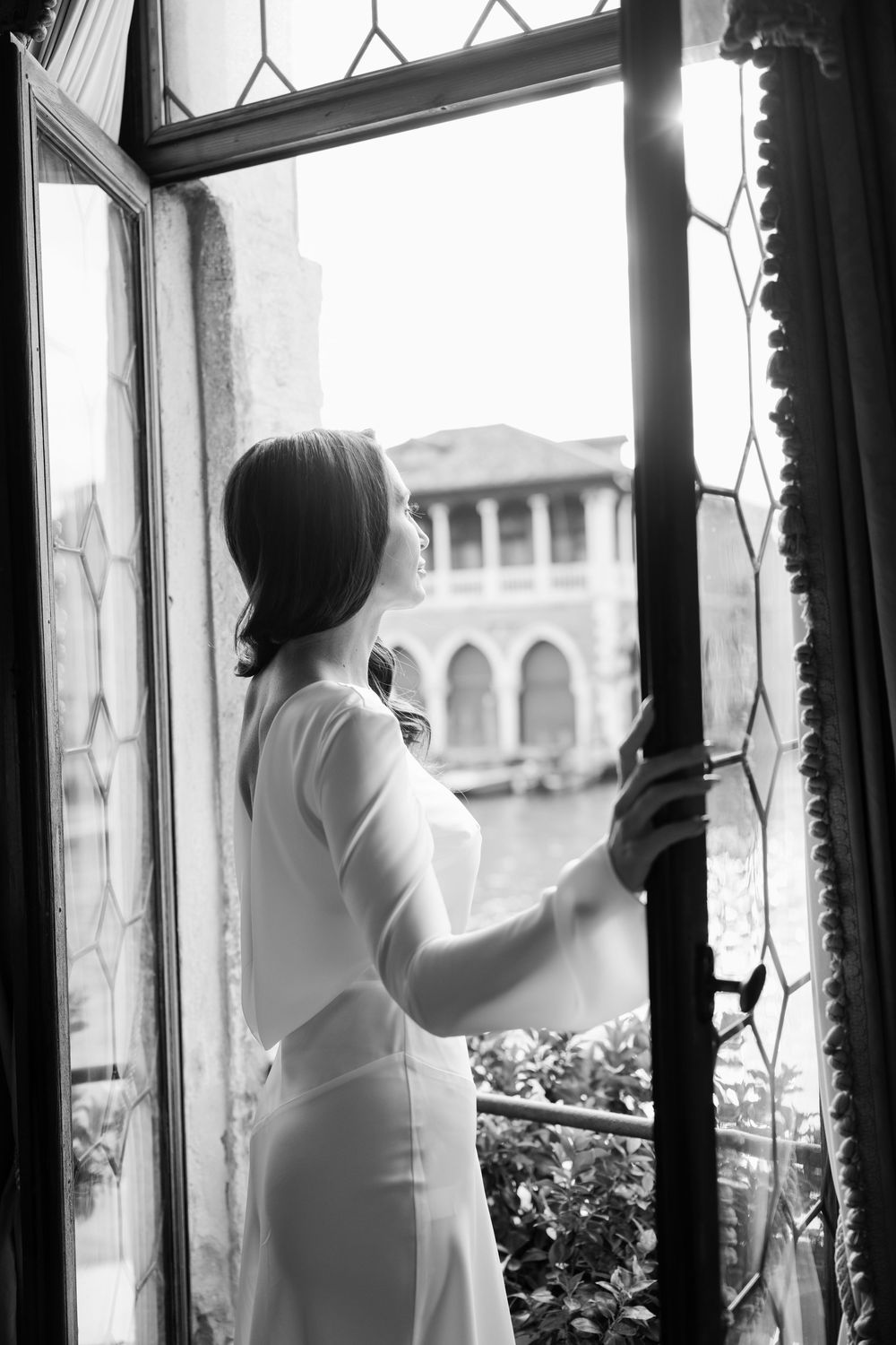 Book your Venice photoshoot with Alina Indi, a Venice and wedding photographer for your anniversary, honeymoon, engagement, family session.