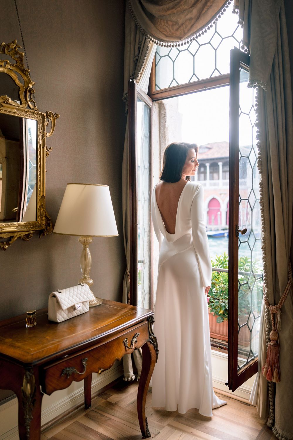 Book your Venice photoshoot with Alina Indi, a Venice and wedding photographer for your anniversary, honeymoon, engagement, family session.