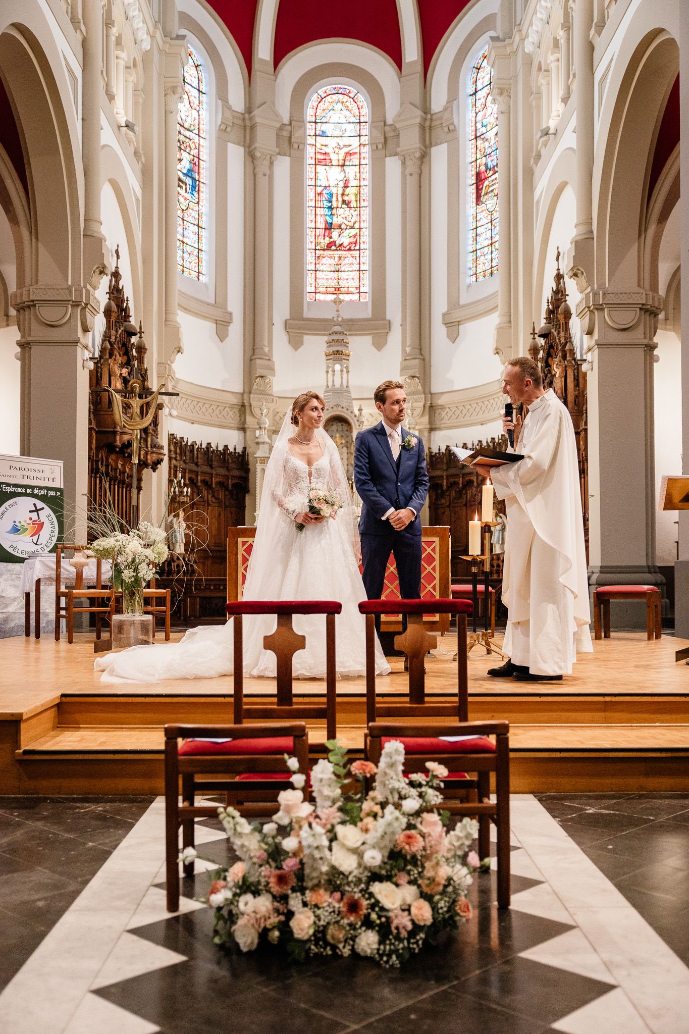Reportage photo mariage : accueil des maries par le pretre a l'eglise sainte calixte de Lambersart pres de Lille