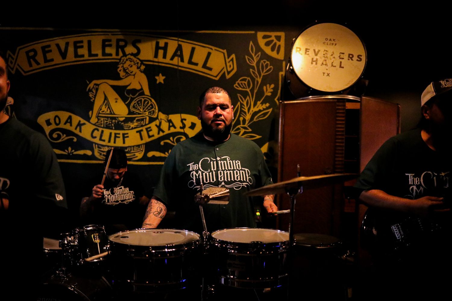 portfolio for cisco photography: acoustic musician photography, intimate venue, local artist. Portafolio para Cisco Photography: fotografía