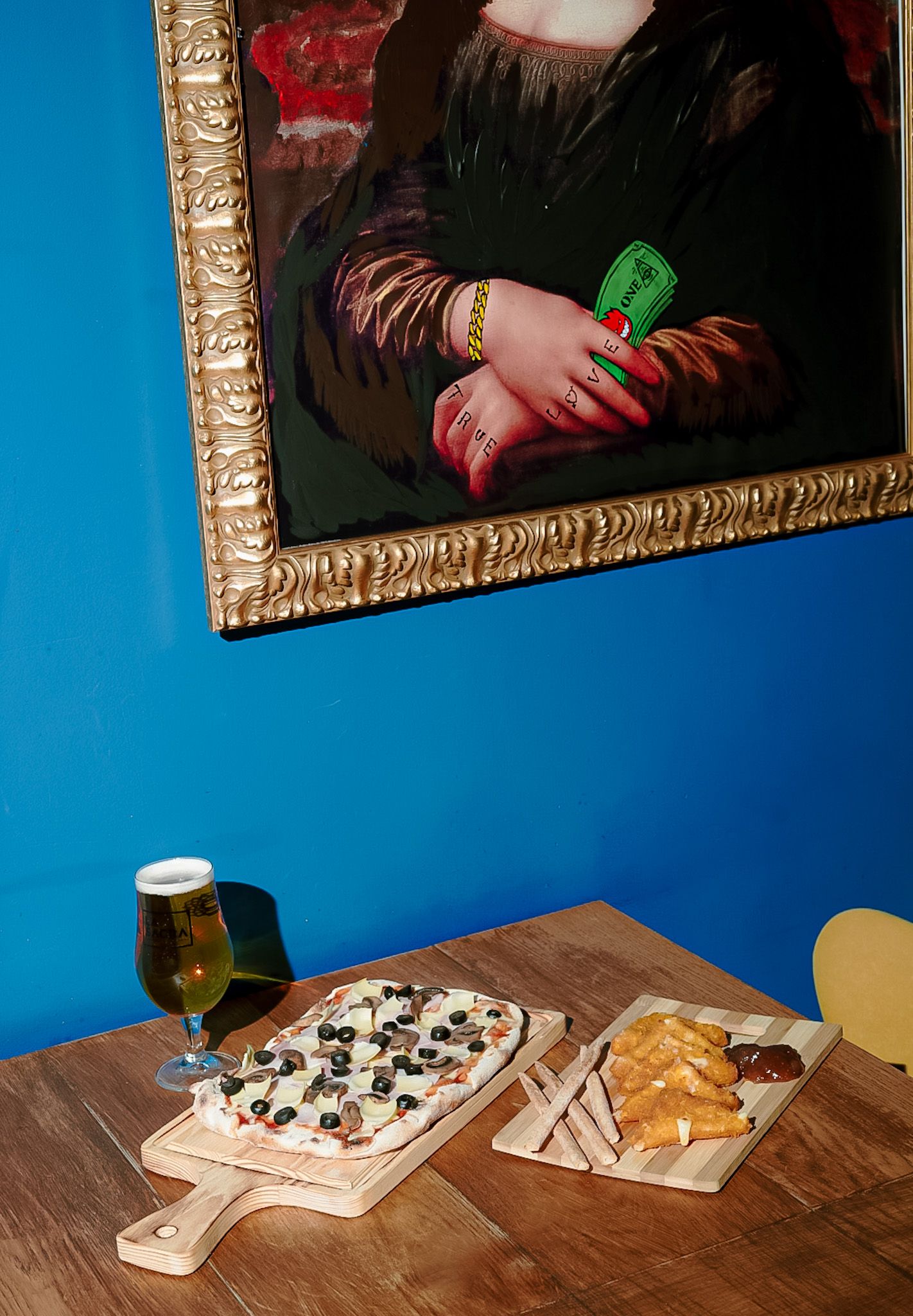 Plato de comida informal servido en mesa con fondo azul