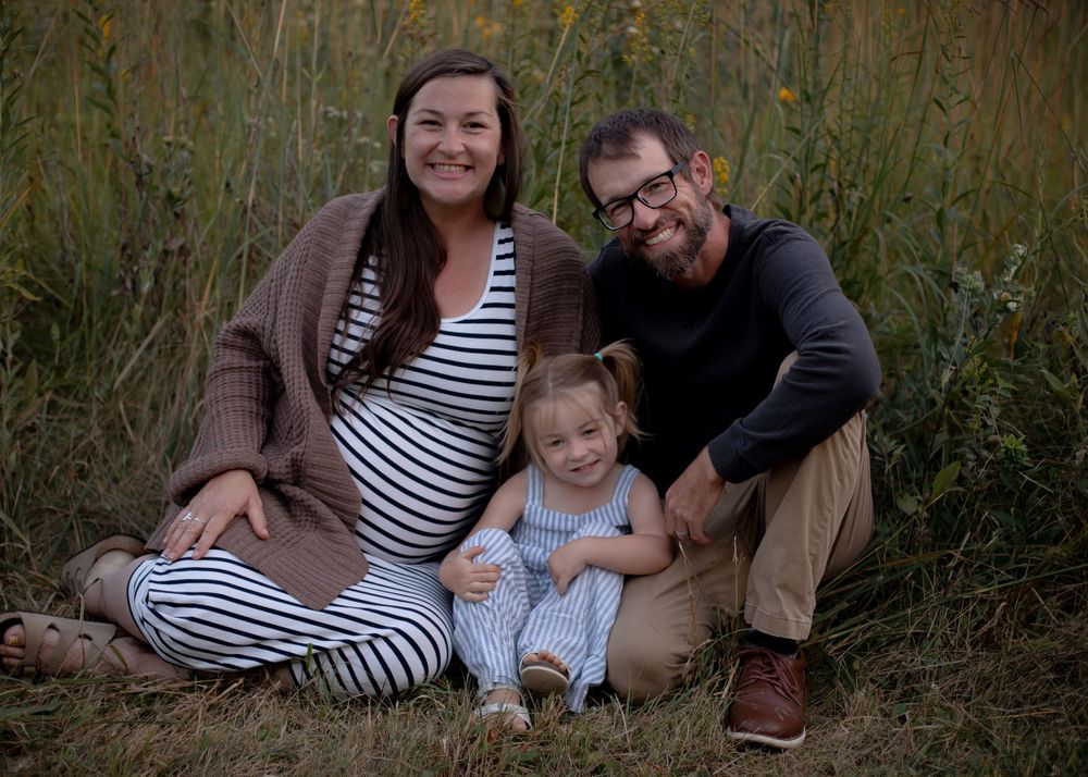 Family Portrait. Photographer Janesville Wisconsin. Maternity. Child.