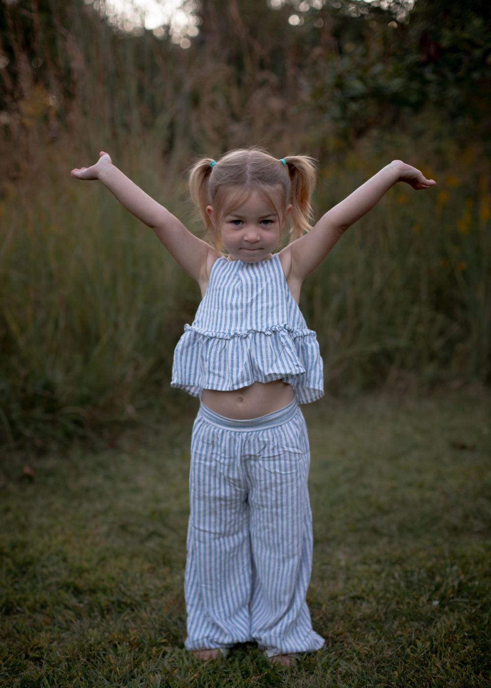 Family Portrait. Photographer Janesville Wisconsin. Maternity. Child.