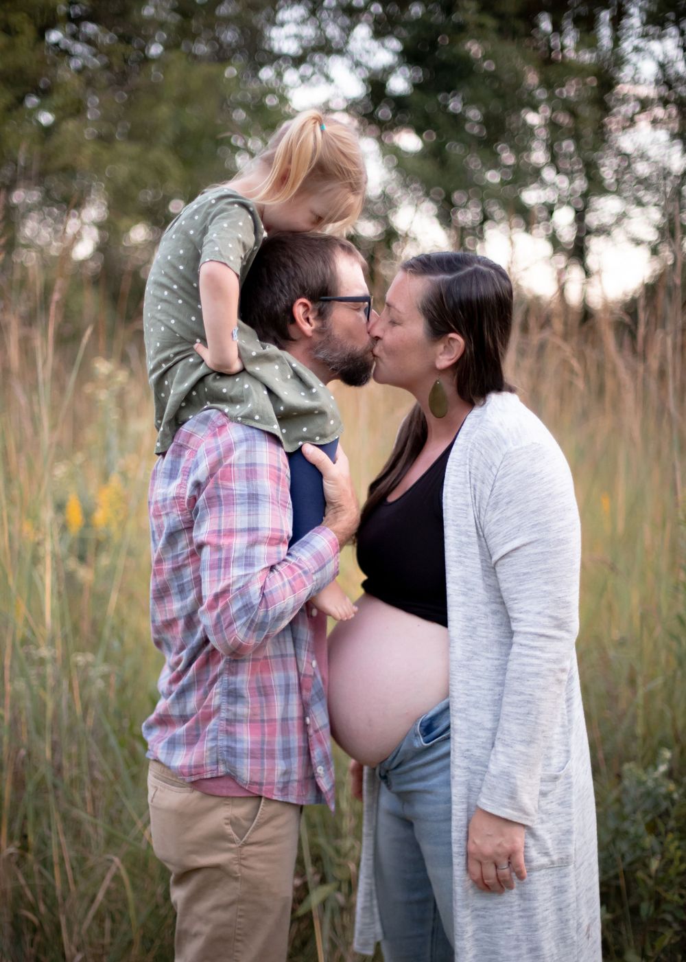 Family Portrait. Photographer Janesville Wisconsin. Maternity. Child.