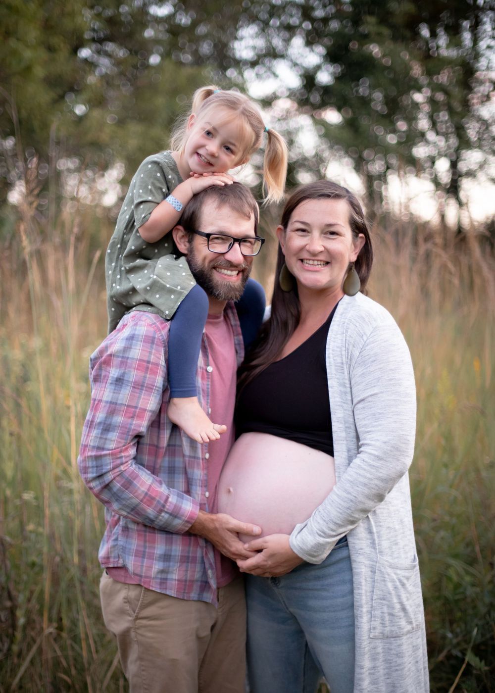 Family Portrait. Photographer Janesville Wisconsin. Maternity. Child.