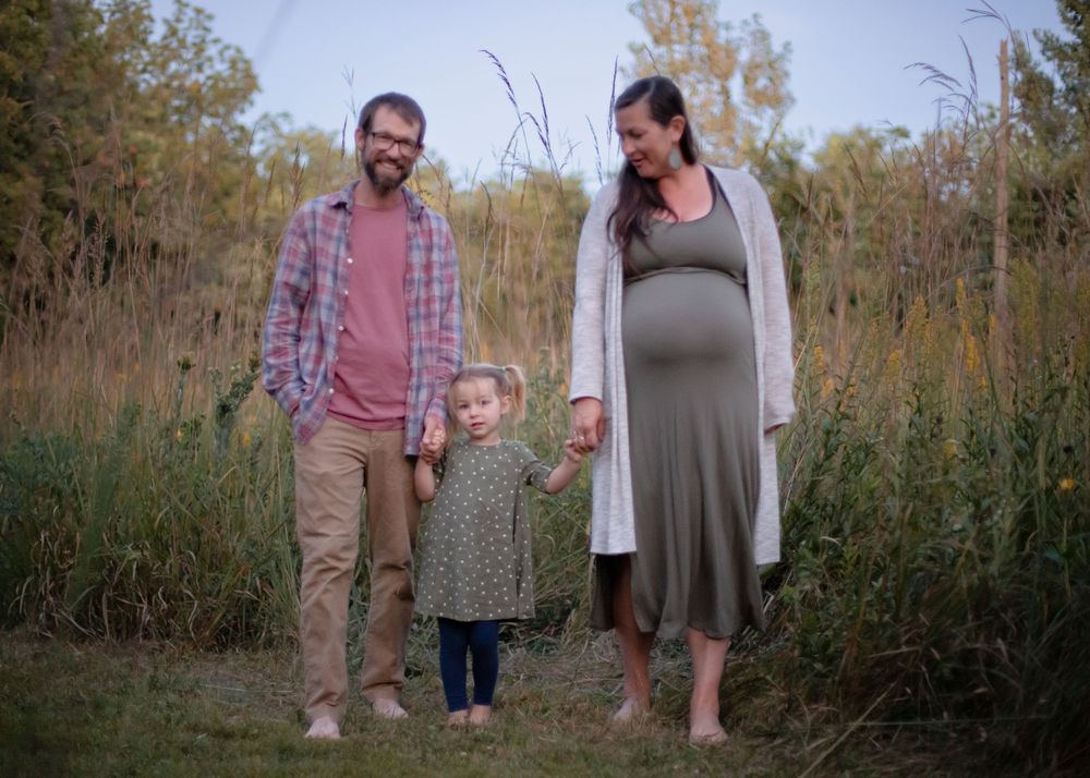 Family Portrait. Photographer Janesville Wisconsin. Maternity. Child.