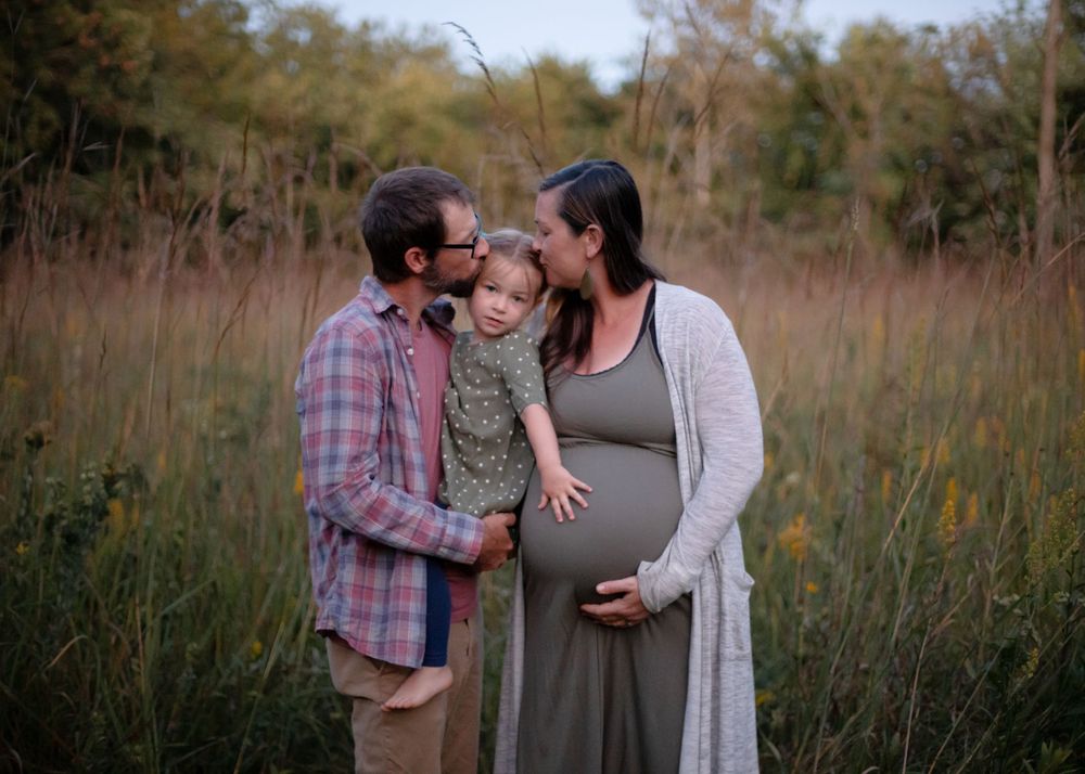 Family Portrait. Photographer Janesville Wisconsin. Maternity. Child.