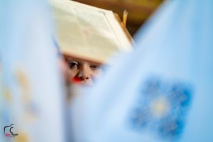 Abstract wedding photo with soft focus and blue tones in the background.