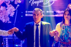 Entertainment event showing 'Trupa Dinamica' branding with blue stage lighting.