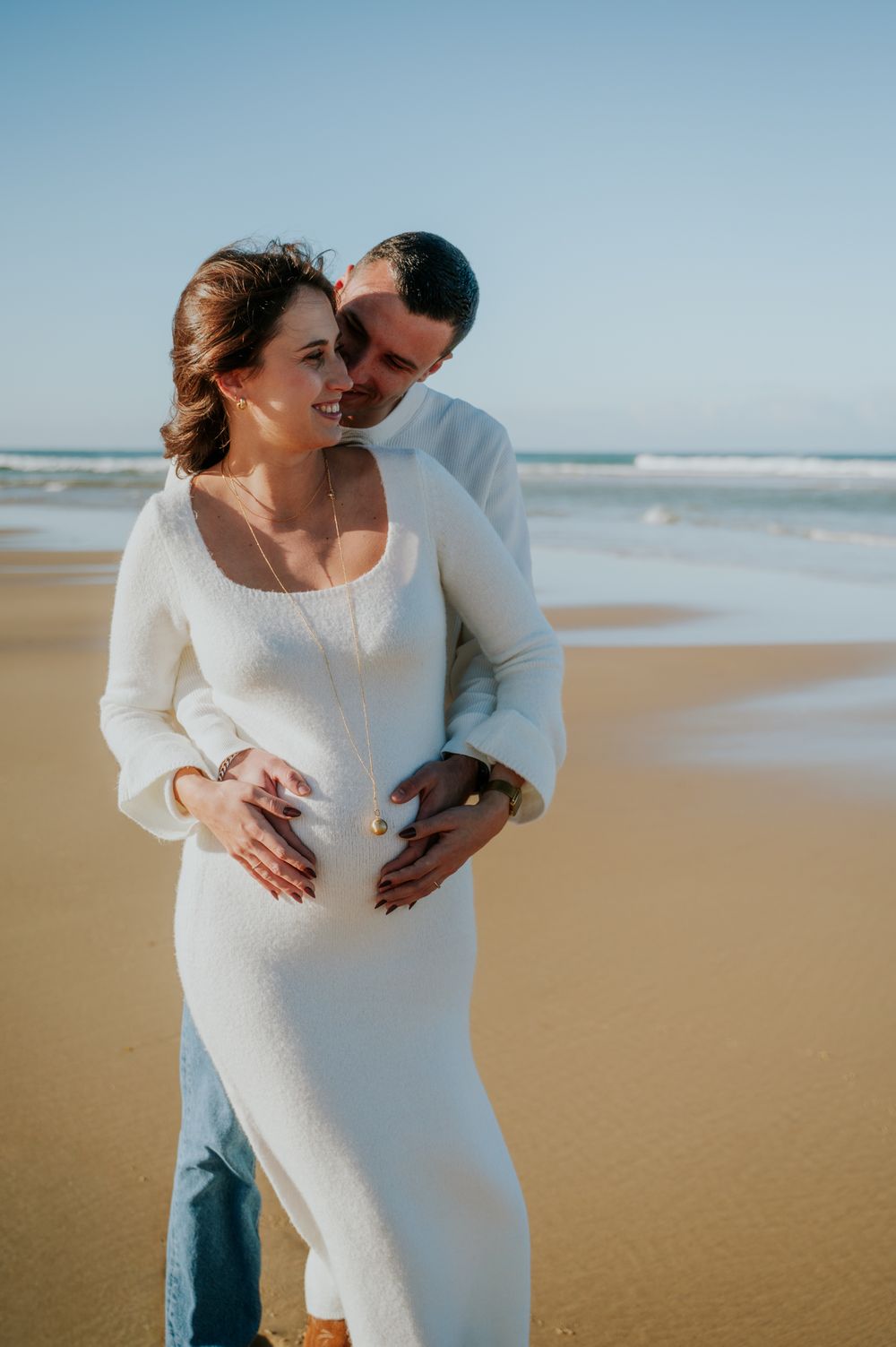 Couple grossesse à la mer. Océan à Biscarrosse-Plage Landes