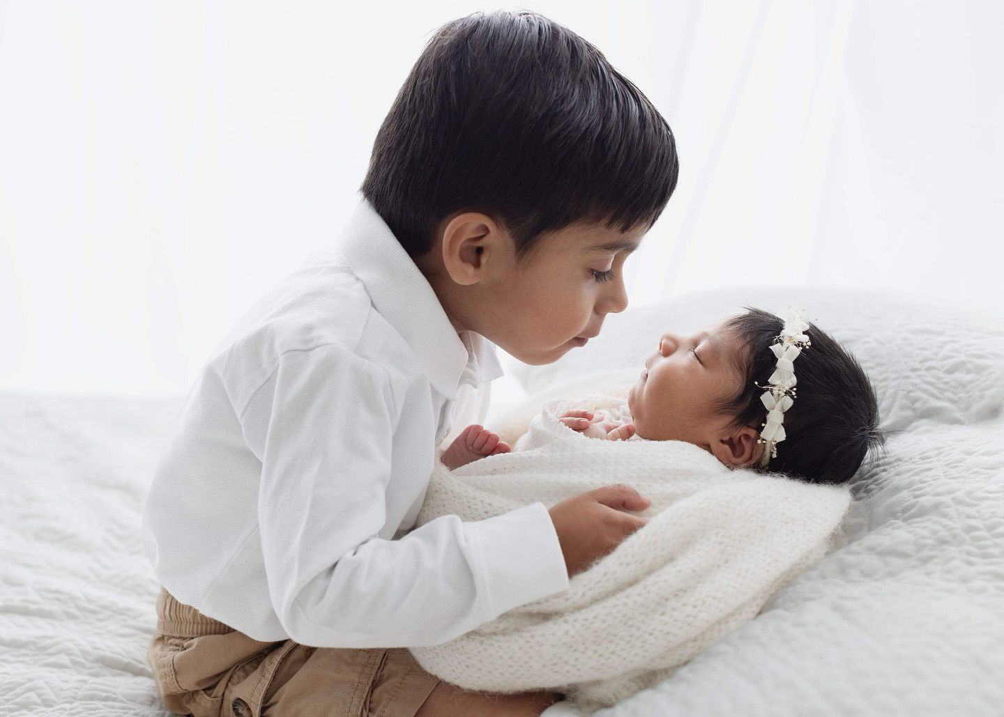 Lifestyle photography focuses on capturing the natural interactions and connections between family members in a relaxed,