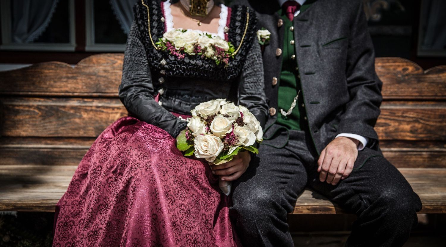 Fotografie; Hochzeitsfotos; Heiraten in Tracht; Schalk; Bayern; Oberbayern; Braustrauß; Trachtenanzug; Paarshooting; Bayern; Da Schachten