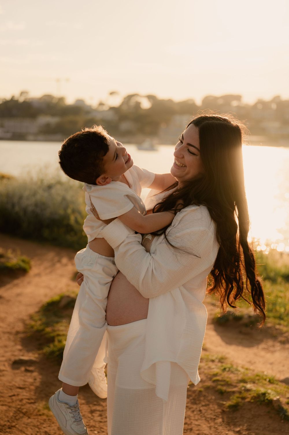 Moment tendre et amusant d'une future maman avec son premier enfant pendant une séance photo à la Garoupe.