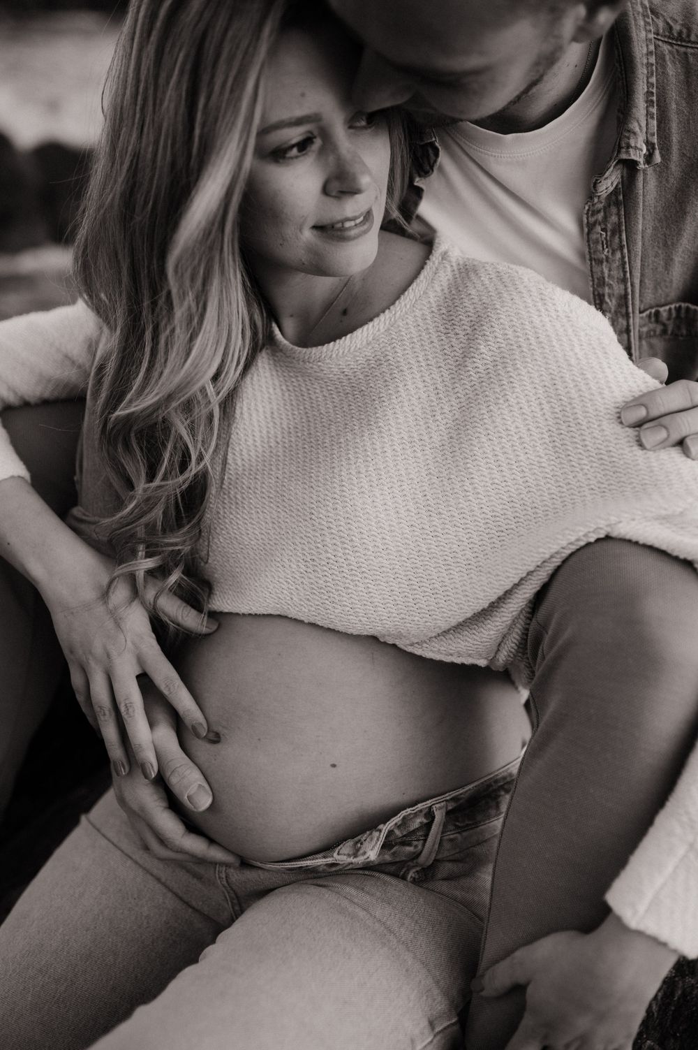 Photographe grossesse à Cannes - Gros plan en noir et blanc d'un couple qui attendent un bébé