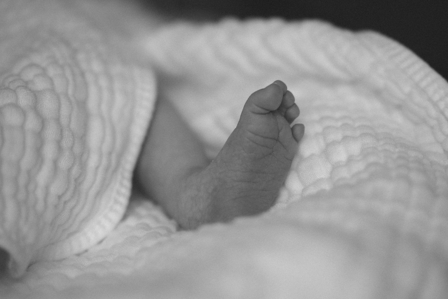 Photographie, séance photographique d'un soin Thalasso à domicile. Approche documentaire à Sherbrooke, en Estrie. Bébé, nouveau-né. Parents