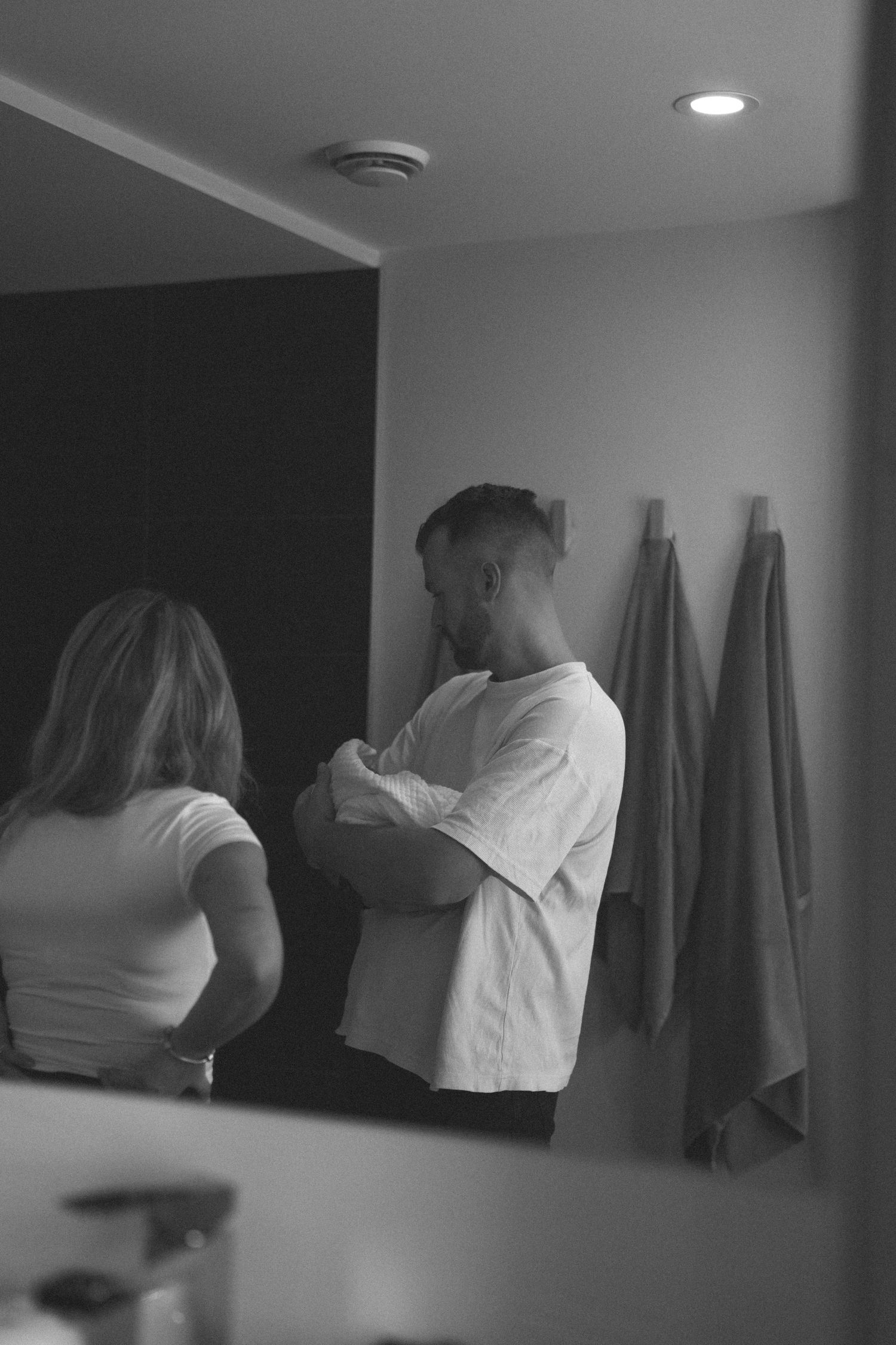 Photographie, séance photographique d'un soin Thalasso à domicile. Approche documentaire à Sherbrooke, en Estrie. Bébé, nouveau-né. Parents