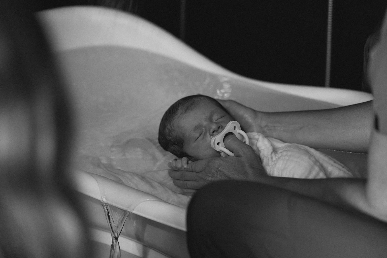 Photographie, séance photographique d'un soin Thalasso à domicile. Approche documentaire à Sherbrooke, en Estrie. Bébé, nouveau-né.