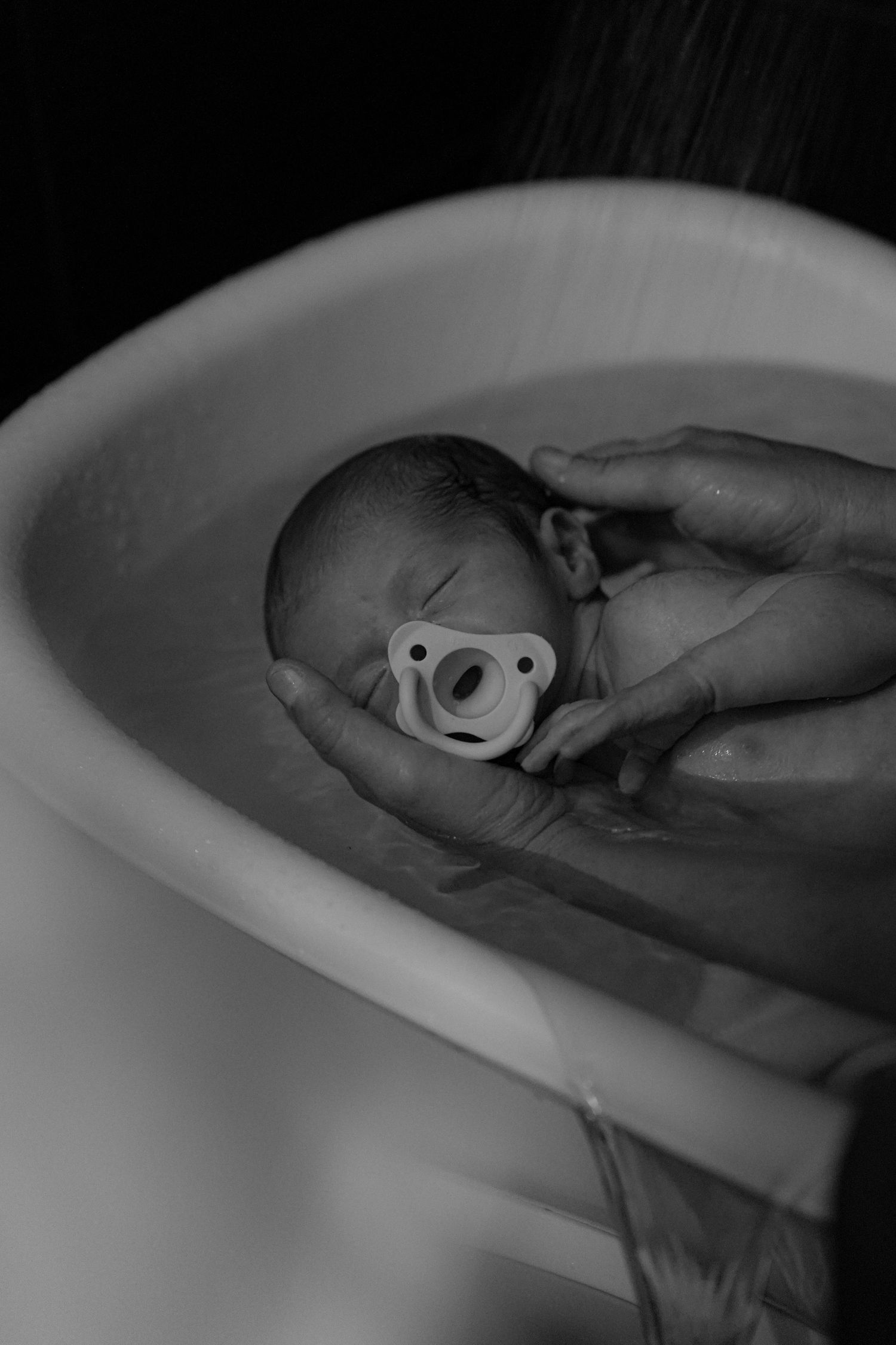 Photographie, séance photographique d'un soin Thalasso à domicile. Approche documentaire à Sherbrooke, en Estrie. Bébé, nouveau-né. Parents