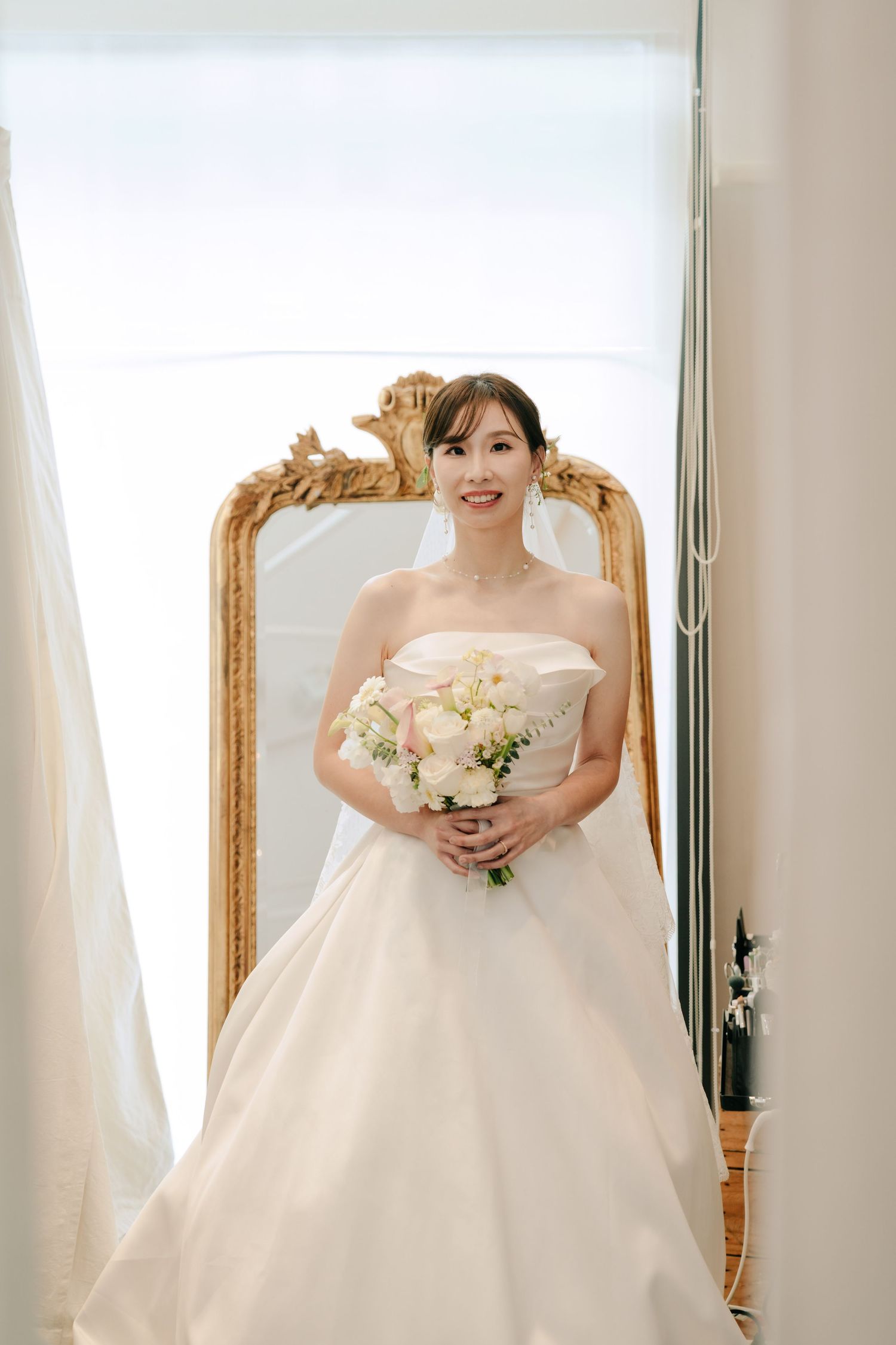 台灣婚禮攝影紀錄，室內證婚結合古典美式風格場地，歐式線條與自然光營造高級純白質感。婚禮採buffet形式，打造自由浪漫的互動氛圍，新娘造型素雅精緻，新郎為音樂家，整體情緒細膩而真實。渴望影像在台中VVG，捕捉自然互動，呈現電影感婚禮畫面，是尋找婚禮攝影推薦與自然風的理想參考建議。