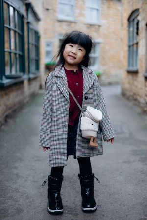 Cotswolds family photographer capturing portraits by the river in Bourton-on-the-Water.