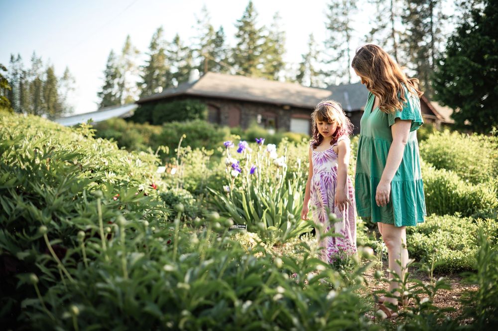 mother and daughter spring photoshoot at Manito Park Spokane Washington.