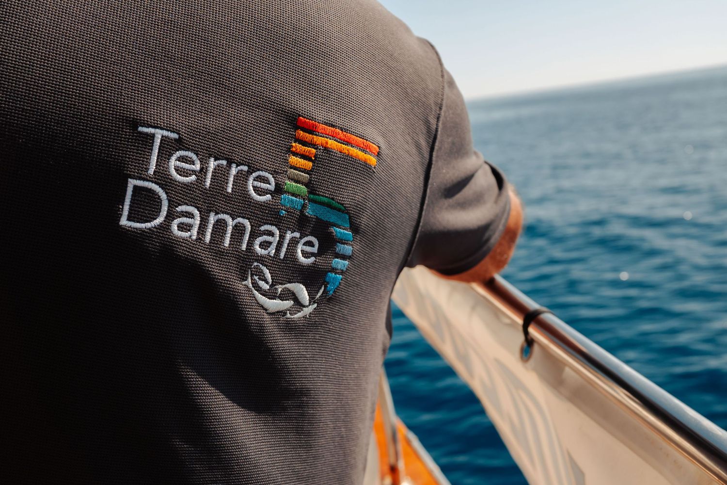 Logo ricamato per azienda di noleggio barche di Riomaggiore alla Cinque Terre con barca e il mare