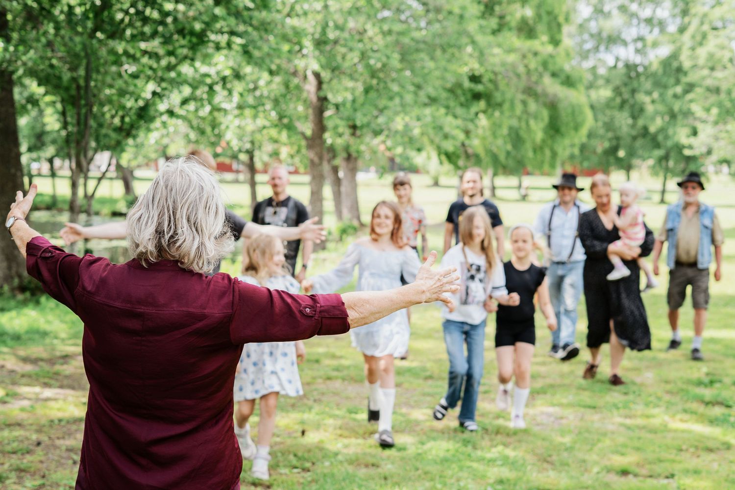 Storfamiljsfotografering i Högbo med familjen samlad ute i den vackra naturen.