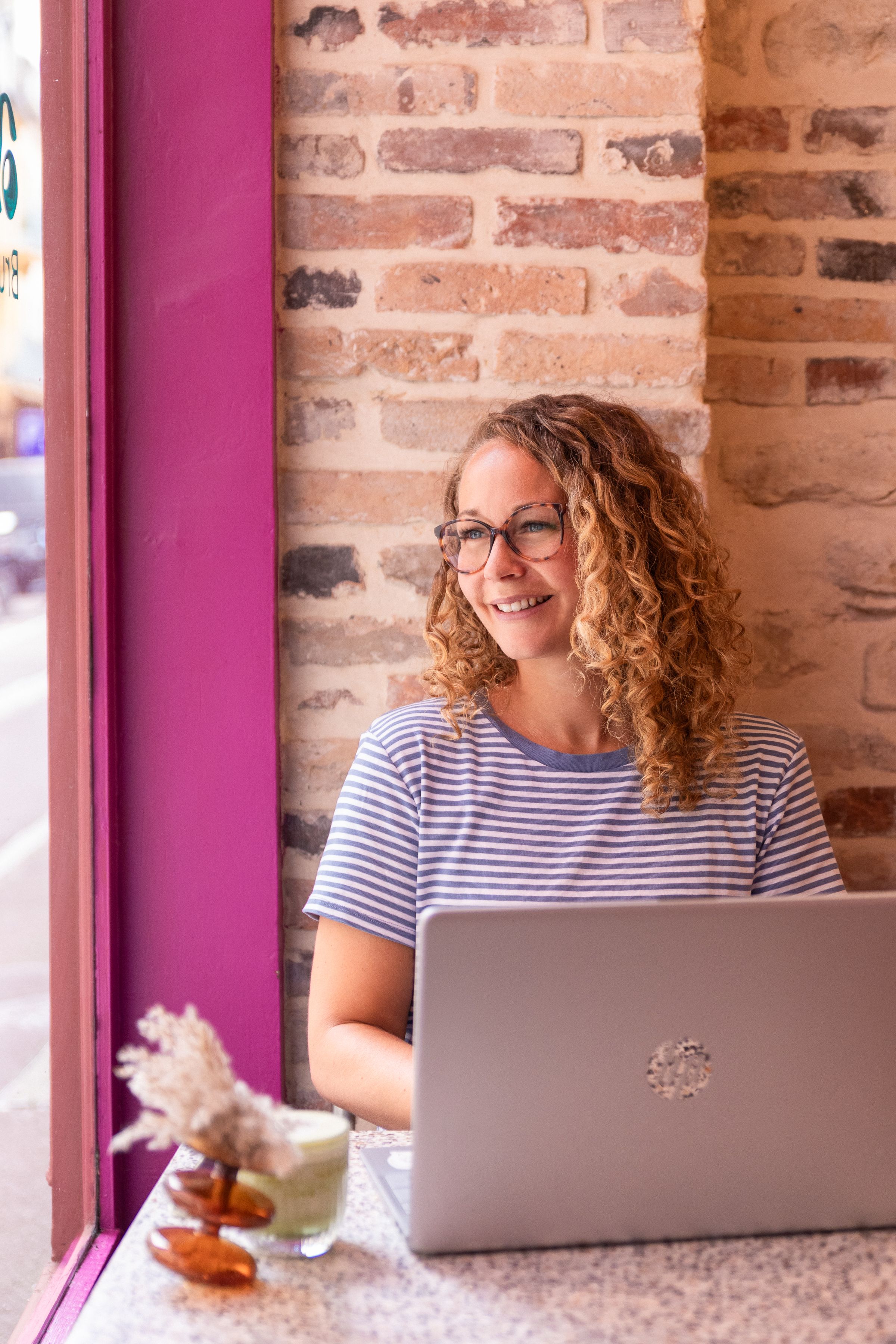 Photographe portrait pro – entrepreneure avec ordinateur