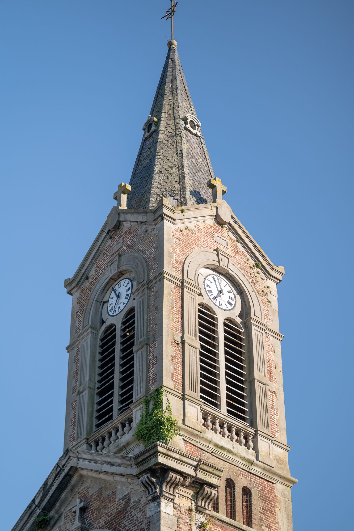 Clocher historique de l’Abbaye d’Aulne à Thuin, capturé par Olivier de ProPhotos, pour sublimer votre reportage mariage en Wallonie.
