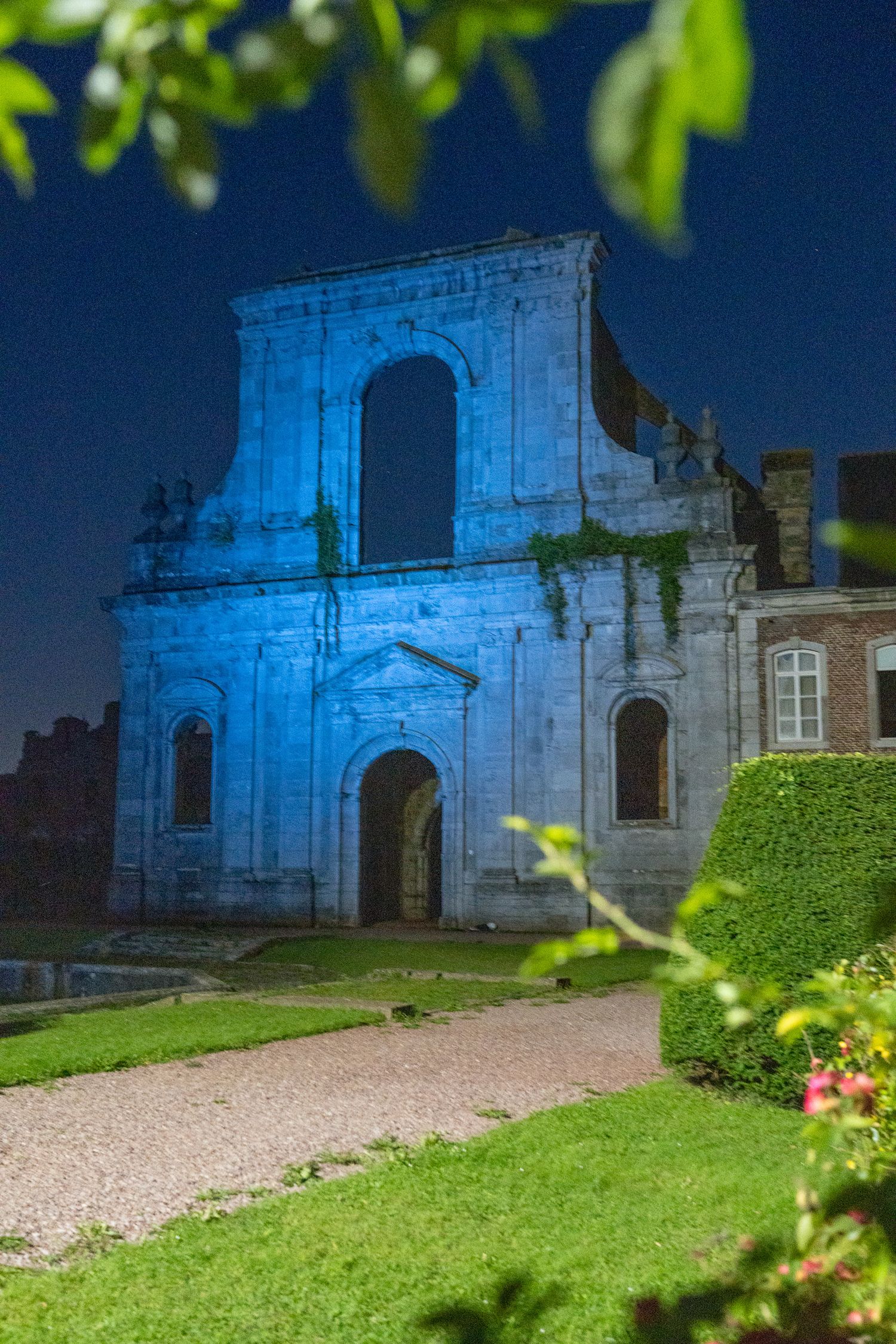 Mariage féérique à l’abbaye d’Aulne : l’édifice illuminé la nuit crée une atmosphère magique, idéale pour des souvenirs inoubliables capturé