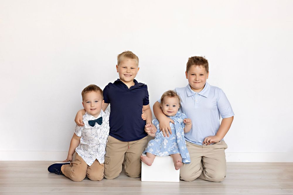 First birthday photos, family photography in Watertown WI Kendall Kuss Photography studio, cake smash photos