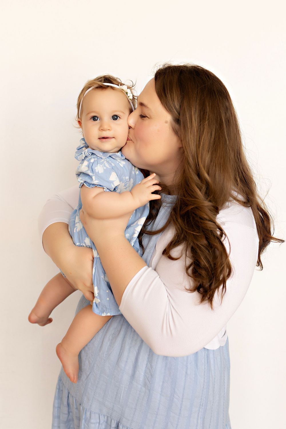 First birthday photos, family photography in Watertown WI Kendall Kuss Photography studio, cake smash photos
