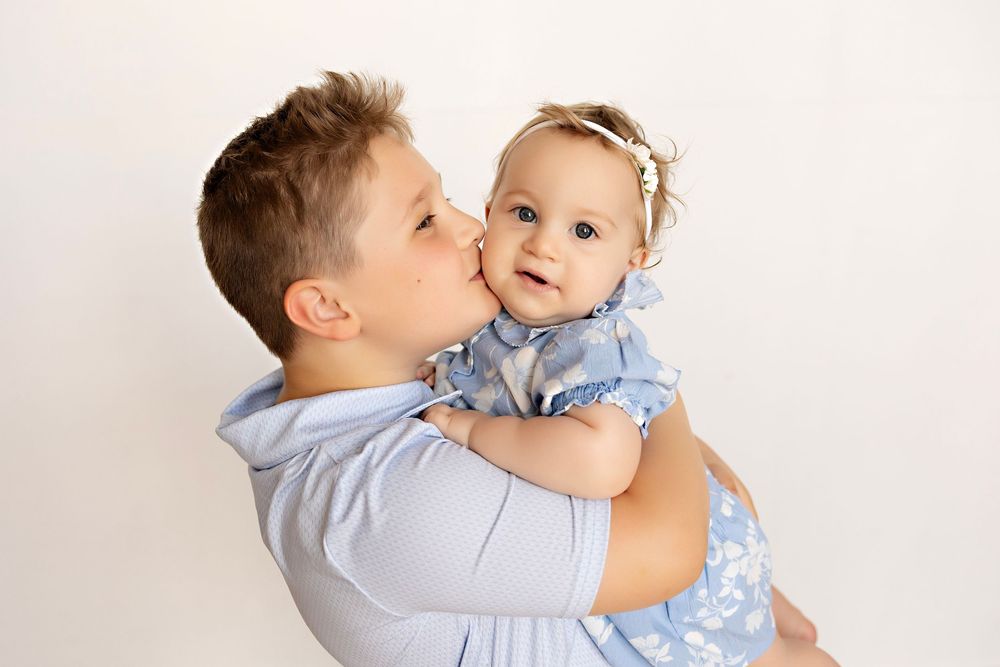 First birthday photos, family photography in Watertown WI Kendall Kuss Photography studio, cake smash photos