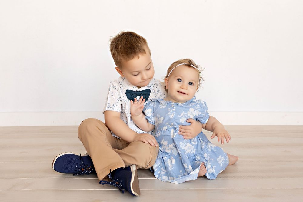 First birthday photos, family photography in Watertown WI Kendall Kuss Photography studio, cake smash photos