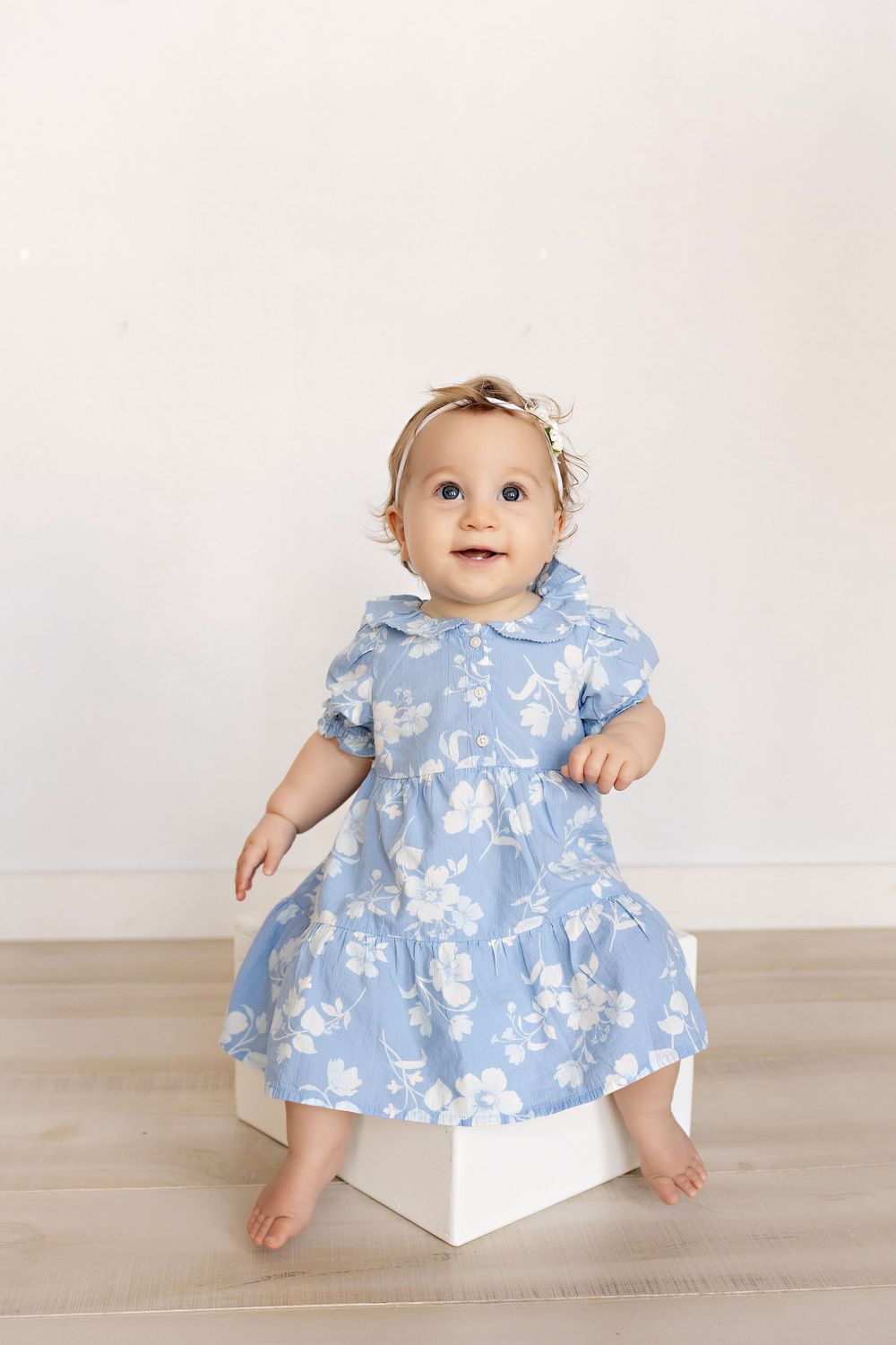 First birthday photos, family photography in Watertown WI Kendall Kuss Photography studio, cake smash photos