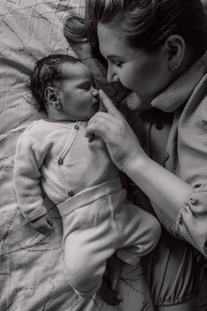 Newborn lifestyle fotografie baby met mama in Terneuzen, Zeeland, Oost-Vlaanderen