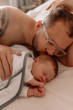 Newborn lifestyle fotografie met vader in Terneuzen, Zeeland, Oost-Vlaanderen