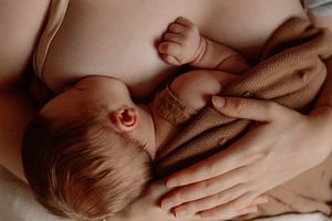 Newborn lifestyle fotografie borstvoedingsshoot in Terneuzen, Zeeland, Oost-Vlaanderen