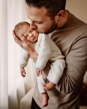 Newborn lifestyle fotografie baby met papa in Terneuzen, Zeeland, Oost-Vlaanderen