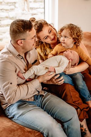 Newborn lifestyle fotografie gezin in Terneuzen, Zeeland, Oost-Vlaanderen