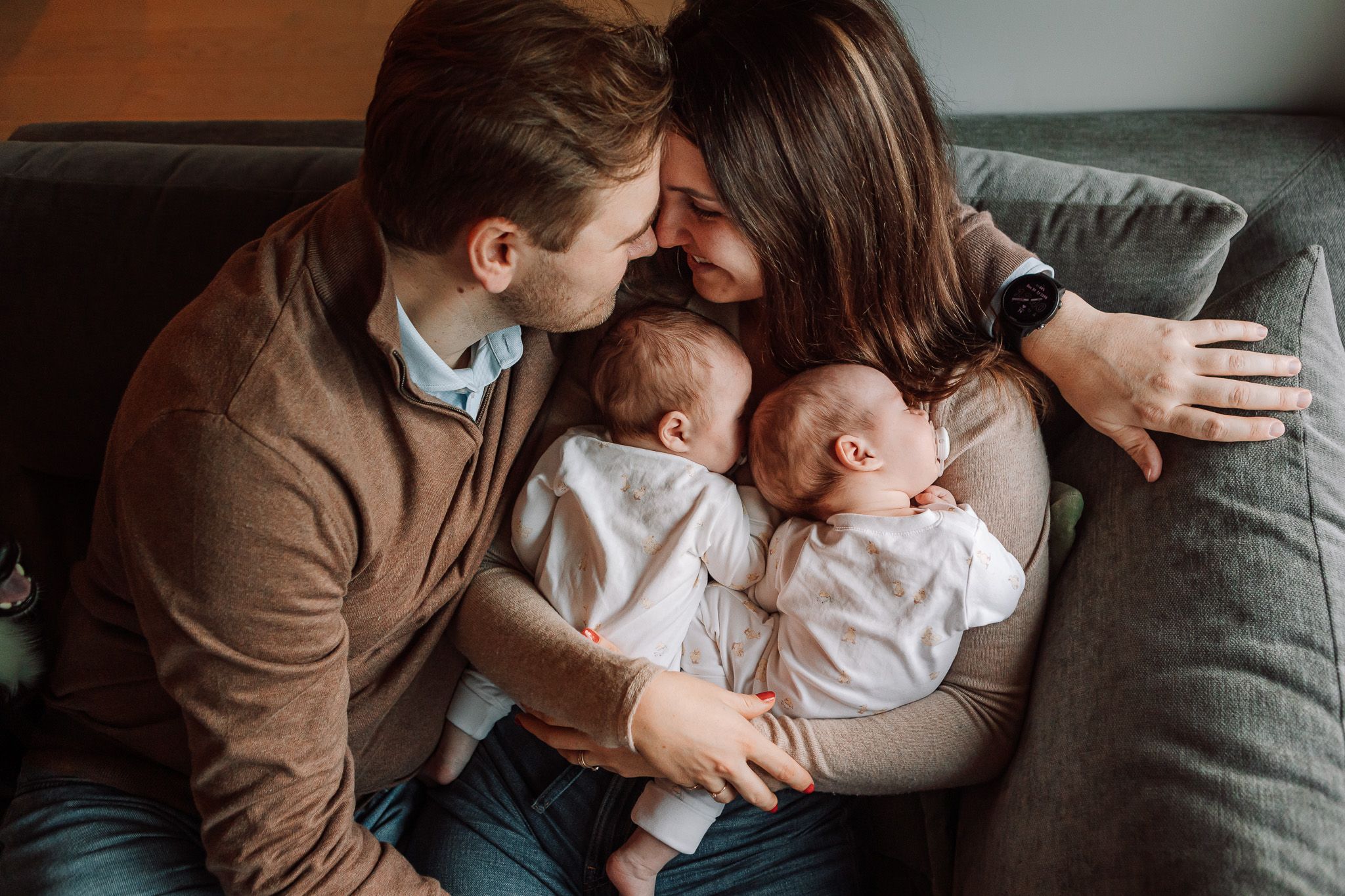Newborn lifestyle fotografie tweeling met ouders in Terneuzen, Zeeland, Oost-Vlaanderen