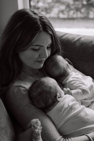 Newborn lifestyle fotografie tweeling met ouders in Terneuzen, Zeeland, Oost-Vlaanderen
