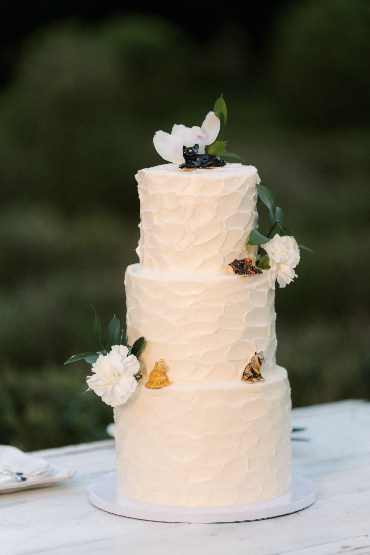 Elegant wedding cake display at Quinta do Torneiro