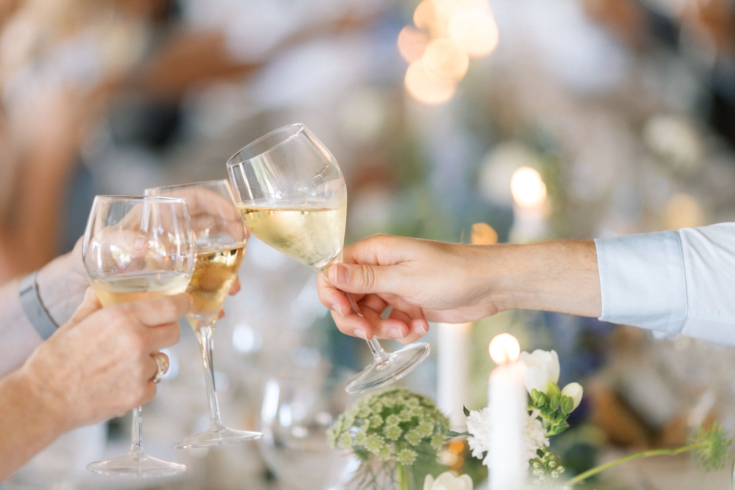 Guests raising champagne glasses at Quinta do Torneiro