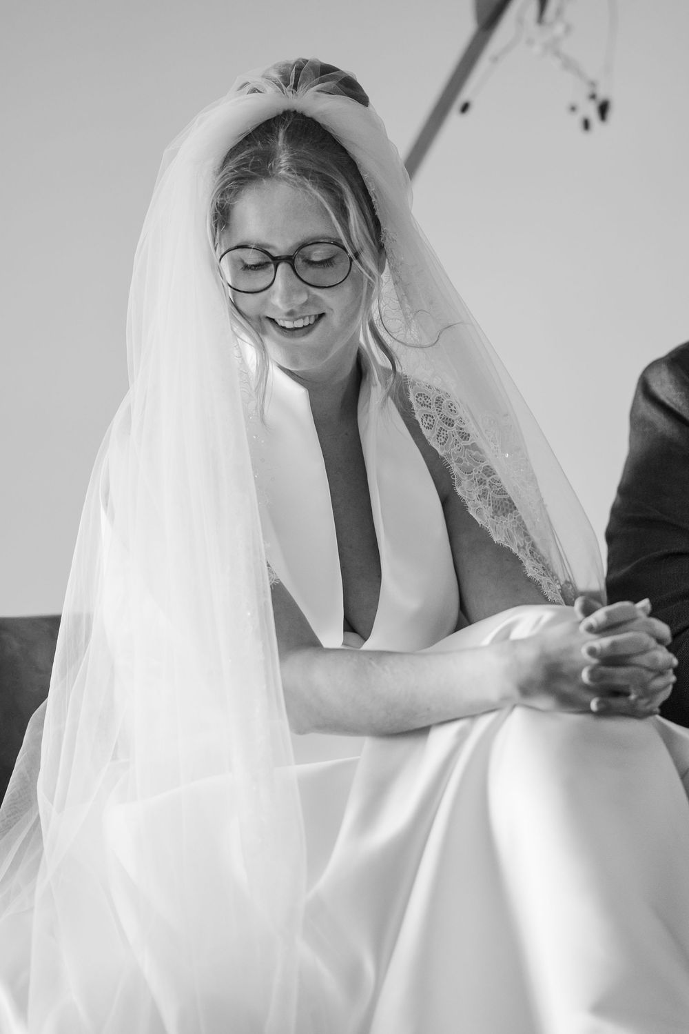 Trouwfoto van een bruid met een sluier die lacht tijdens haar trouwceremonie in kasteel Woerden.